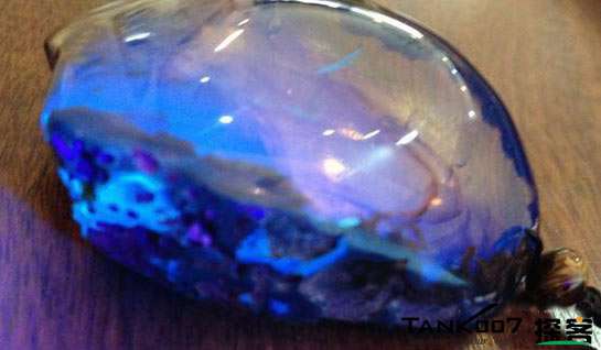 網(wǎng)上用紫光手電鑒定琥珀的帖子這么多，哪個(gè)是真假？