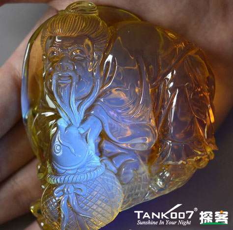 網(wǎng)上用紫光手電鑒定琥珀的帖子這么多，哪個(gè)是真假？