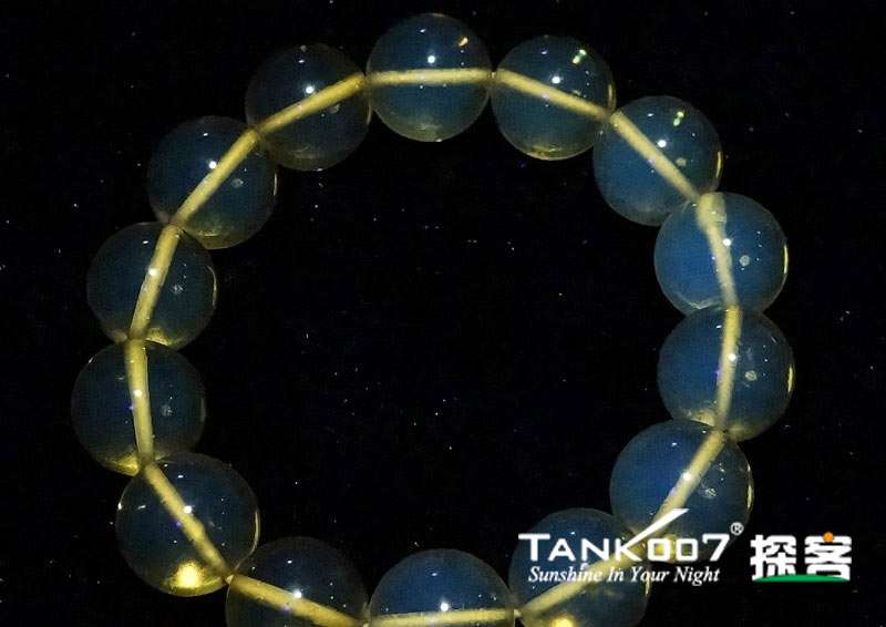 網(wǎng)上用紫光手電鑒定琥珀的帖子這么多，哪個(gè)是真假？