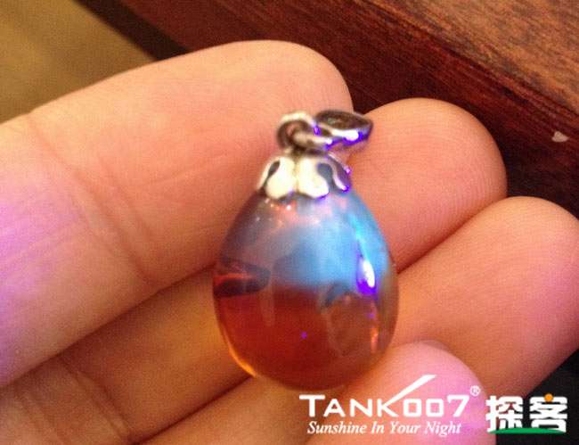 網(wǎng)上用紫光手電鑒定琥珀的帖子這么多，哪個(gè)是真假？