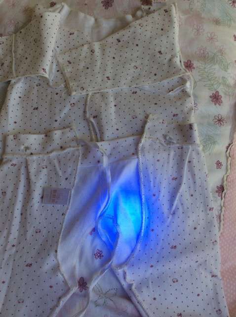  寶媽買了紫光手電，衣服上好多熒光劑，看的心慌害怕